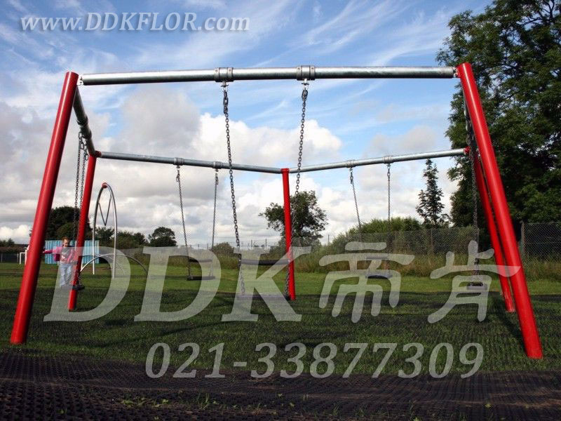 兒童健身游戲秋千區(qū)_草坪地面_黑色鋪裝樣板圖片，帝肯(DDK)_400_222效果圖，草坪保護(hù)墊