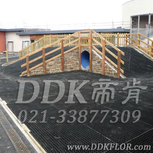 游樂主題區(qū)_戶外地面防摔_黑色鋪裝樣板圖片，帝肯(DDK)_400_222效果圖，戶外地毯,室外地毯,橡膠地毯