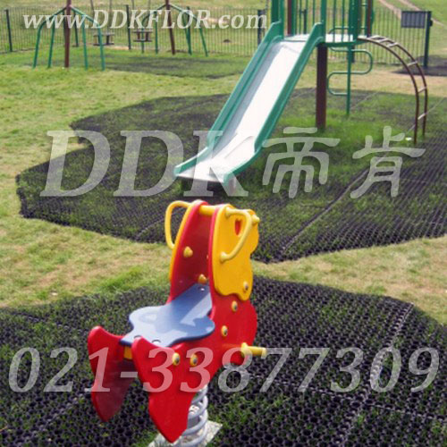 兒童滑梯游戲區(qū)草坪地面安全防護(hù)_黑色鋪裝樣板圖片，帝肯(DDK)_400_222效果圖，草坪保護(hù)墊,室外地膠,幼兒園室外地墊,幼兒園室外地膠,室外地毯,戶外網(wǎng)狀橡膠墊,戶外地膠,戶外地毯,戶外防滑墊,幼兒園地面防滑墊,幼兒園戶外地墊,幼兒園戶外地板,室外地墊