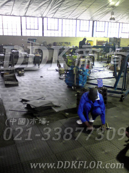 維修機(jī)械設(shè)備的地方想用耐油、耐砸、易清潔的地面材料是什么樣??？