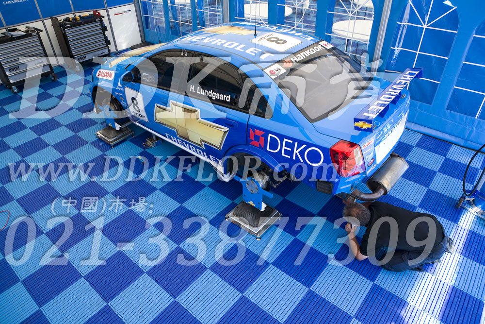 深藍+淺藍（2）_雪佛蘭汽車維修車間地板樣板圖片,帝肯(DDK)_7000_9979（維修車間地面材料）效果圖，pe戶外地板,pp防滑墊,塑料拼接地板,塑料拼裝地板,室外拼接地墊,室外鏤空拼裝地板,拼接地板,拼接式地墊,拼裝地墊,拼接式防滑墊,拼裝地板,拼裝地膠,模塊拼接式門墊,PVC拼接地墊,維修車間地板,車展地膠,車庫地板,車庫地墊,車庫地膠,車用防滑墊,車展地板,停車場防滑墊