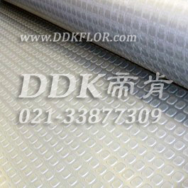 灰色地面防滑耐磨保護(hù)材料樣板圖片，帝肯(DDK)_X600（KS系列|百勝）效果圖，凈化車間地板,工廠車間地膠,工廠車間地板革,無(wú)塵車間地板,車間pvc地板,車間用地板膠,車間塑膠地板,車間塑料防滑墊,車間地面膠皮,車間地膠墊,車間地毯,車間地板磚,車間地板,車間地墊,車間防滑地墊,車間防滑墊,車間防砸地板,食品車間地板,耐壓耐磨地毯,耐壓地板,耐磨防滑地板,耐磨地膠,耐酸堿pvc地板膠,耐酸堿地墊,耐酸堿地毯,耐酸堿膠墊,耐油防滑地墊,耐酸堿防腐蝕膠墊,耐磨地板,PVC地毯,pvc塑料地毯,廠房地毯,塑料防滑地毯,地面保護(hù)地毯,塑料地毯,塑膠地毯,工業(yè)地毯,工業(yè)塑料地毯,工業(yè)防滑地毯,工廠地毯,塑料橡膠地毯,橡膠地毯,橡膠防滑地毯,過(guò)道地毯,通道地毯,防滑地毯,靜音地毯,除塵地毯,防噪聲地毯,防滑毯,防水地毯,防噪音地毯,防塵地毯,防滑塑料毯,防污地毯,走道地毯,車庫(kù)塑料地毯,pvc防滑卷材,pvc塑膠地毯,pvc塑膠地板,工廠塑膠地板,工業(yè)塑膠地板,車庫(kù)塑膠地板,廠房防滑地膠,廠房地膠,地膠,圓點(diǎn),工業(yè)地膠,工廠地膠,工廠地板膠,工廠地板,防酸堿地膠墊
