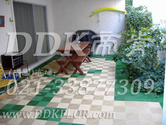 綠+灰_別墅花園地面材料鋪設(shè)樣板圖片,帝肯(DDK)_8100_T550（室外花園地面材料）效果圖，戶外地磚,戶外地板,戶外花園地磚,pvc戶外地板,塑料戶外地板,幼兒園戶外地墊,幼兒園戶外地板,戶外地墊,戶外地毯,戶外地膠,戶外塑料地板,戶外塑膠地毯,戶外花園地板,戶外草坪地墊,戶外防滑墊,花園戶外地板,陽臺(tái)戶外地板,入戶花園地板,入戶花園地面,室外花園地磚,花園地板磚,露臺(tái)花園裝修,室外地板膠,室外地磚,室外地膠,室外塑料地板,室外塑膠地板,室外鏤空拼裝地板,室外防水地板,室外防滑地墊,室外生態(tài)地板,室外環(huán)保地板,室外防腐地板,室外陽臺(tái)地板,室外陽臺(tái)磚,室外露臺(tái)地磚,室外露臺(tái)裝修,幼兒園室外地膠