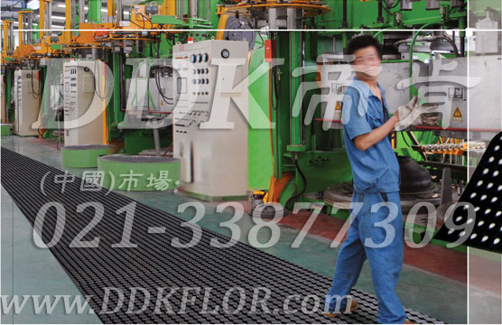 車(chē)間通道用黑色安全防滑地毯卷材（8）_工廠(chǎng)地面防滑鋪設(shè)安全材料