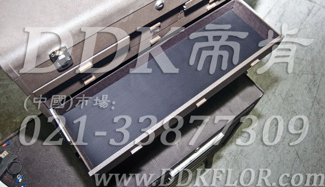 卷材黑色（9）_工廠車間用防滑耐磨地毯樣板圖片,帝肯(DDK)_S450_9979（工業(yè)車間地面防滑材料）效果圖,廠房地毯,廠房地膠,過道地毯,過道地墊,過道防滑墊,工廠車間地板革,維修車間地板,車間地墊,車間地毯,車間地膠墊,車間地面膠皮,車間塑料防滑墊,車間用地板膠,車間防滑地墊,車間防滑墊,車間防砸地板,工廠車間地膠,工業(yè)地毯,工業(yè)地膠,工業(yè)塑料地毯,工業(yè)地墊,工業(yè)地板膠,工業(yè)地板革,工業(yè)耐油地墊,工業(yè)走道地墊,工業(yè)防滑地毯,工業(yè)防滑墊,工廠地墊,工廠地毯,工廠地膠,工廠走道地墊,工業(yè)抗疲勞防滑墊,走道地墊,走道地毯,走道墊,塑料防滑地毯,橡膠地毯,耐壓耐磨地毯,走廊地毯,防滑地毯,防污地毯,防滑毯,防水地毯,防噪聲地毯,通道地毯,經(jīng)濟型抗疲勞地墊,抗疲勞腳墊,抗疲勞地毯,防疲勞地膠,防疲勞地毯,耐磨地膠,工廠用橡膠地墊,工廠防滑地墊,工廠防滑墊,pvc防滑地毯,pvc防滑地膠,PVC地毯,pvc地膠,pvc塑料地毯,pvc塑膠地毯,流水線地墊