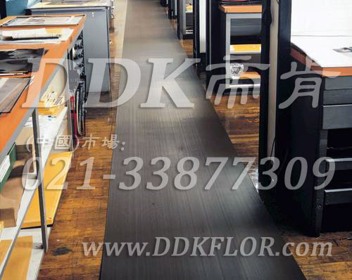 卷材黑色（10）_工廠車間用防滑耐磨地毯樣板圖片,帝肯(DDK)_S450_9979（工業(yè)車間地面防滑材料）效果圖,廠房地毯,廠房地膠,過道地毯,過道地墊,過道防滑墊,工廠車間地板革,維修車間地板,車間地墊,車間地毯,車間地膠墊,車間地面膠皮,車間塑料防滑墊,車間用地板膠,車間防滑地墊,車間防滑墊,車間防砸地板,工廠車間地膠,工業(yè)地毯,工業(yè)地膠,工業(yè)塑料地毯,工業(yè)地墊,工業(yè)地板膠,工業(yè)地板革,工業(yè)耐油地墊,工業(yè)走道地墊,工業(yè)防滑地毯,工業(yè)防滑墊,工廠地墊,工廠地毯,工廠地膠,工廠走道地墊,工業(yè)抗疲勞防滑墊,走道地墊,走道地毯,走道墊,塑料防滑地毯,橡膠地毯,耐壓耐磨地毯,走廊地毯,防滑地毯,防污地毯,防滑毯,防水地毯,防噪聲地毯,通道地毯,經(jīng)濟型抗疲勞地墊,抗疲勞腳墊,抗疲勞地毯,防疲勞地膠,防疲勞地毯,耐磨地膠,工廠用橡膠地墊,工廠防滑地墊,工廠防滑墊,pvc防滑地毯,pvc防滑地膠,PVC地毯,pvc地膠,pvc塑料地毯,pvc塑膠地毯,流水線地墊