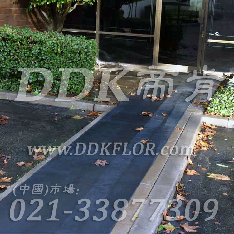 黑色戶(hù)外走道防滑地毯卷材（4）樣板圖片,帝肯(DDK)_S450_660（室外地面防滑地毯材料）效果圖,室外地墊,室外地板膠,室外地板革,室外地毯,室外地膠,室外塑料地毯,室外塑膠地板,室外橡膠地板,室外防水地板,室外防滑地墊,室外防滑地毯,室外防滑墊,彈性地膠,戶(hù)外地膠,戶(hù)外地毯,戶(hù)外地墊,戶(hù)外綠色地毯,戶(hù)外塑膠地毯,地膠,走道地墊,走道地毯,走道墊,通道地毯,過(guò)道地毯,過(guò)道防滑墊,橡膠防滑地毯,防滑地毯,塑料防滑地毯