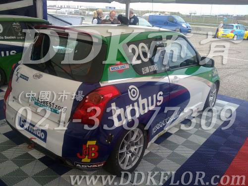 停車庫地面地板材料_灰蘭紅三色組合樣板圖片,帝肯(DDK)_8100_C618(私人車庫地面材料)效果圖, 停車庫地面地板材料_灰蘭紅三色組合樣板圖片,帝肯(DDK)_8100_C618(私人車庫地面材料)效果圖,停車場(chǎng)塑膠網(wǎng)格,停車場(chǎng)防滑墊,車用防滑墊,車庫地板,車庫地膠,車庫地墊,車庫地坪,車庫塑膠地板,車庫防滑墊