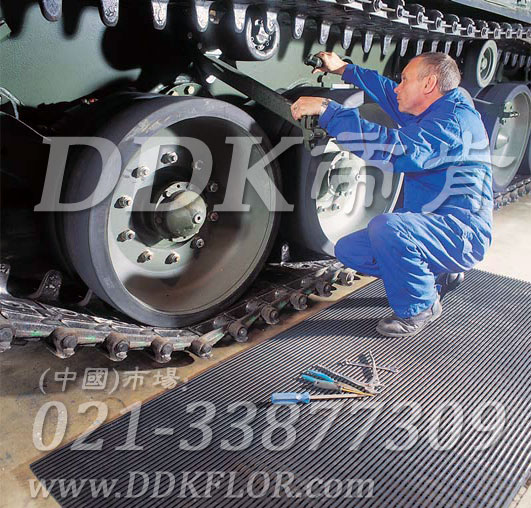 灰色_工廠車間工作區(qū)地面防滑防護網(wǎng)格毯（11）樣板圖片,帝肯(DDK)_1900_9979（工業(yè)地面鋪地材料）效果圖，工業(yè)地墊,工業(yè)地板膠,工業(yè)地板革,工業(yè)地毯,工業(yè)地膠,工業(yè)塑料地毯,工業(yè)塑膠地板,工業(yè)抗疲勞地墊,工業(yè)抗疲勞防滑墊,工業(yè)橡膠地板,工業(yè)用格柵地墊,工業(yè)耐油地墊,工業(yè)走道地墊,工業(yè)防滑地墊,工業(yè)防滑地毯,工業(yè)防滑墊,工廠地墊,工廠地板膠,工廠地毯,工廠地膠,工廠塑膠地板,工廠用橡膠地墊,工廠走道地墊,工廠用塑料地板,工廠車間地板革,工廠車間地膠,工廠防滑地墊,工廠防滑墊,帶孔防滑墊,多孔防滑地墊,多孔橡膠墊,耐油工業(yè)橡膠墊,車間地墊,車間防滑地墊,車間防滑墊,車間地面膠皮,車間地膠墊,車間地毯,車間塑料防滑墊,車間塑膠地板,抗疲勞地毯,抗疲勞墊,抗疲勞腳墊,疏水型抗疲勞地墊,經(jīng)濟型抗疲勞地墊,防疲勞墊,防疲勞地膠,防疲勞地毯,防疲勞地墊,防疲勞腳墊,廠房防滑地膠,廠房地板材料,廠房地膠,廠房地毯,z字型疏水墊,疏水防滑墊,漏水橡膠墊,漏水地膠,漏水防滑墊,耐油耐水地墊,茶水間防滑地墊,防水地毯,透水地墊,透水地板膠墊,隔水材料,疏水地毯,疏水地席