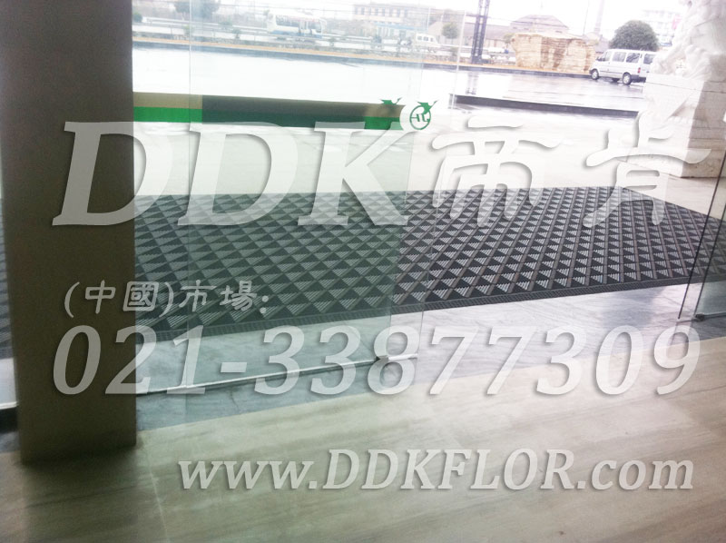 高級商用進門腳墊（3）_經(jīng)典商務灰色樣板圖片,帝肯(DDK)_900_9000（LOTO|力拓）效果圖,三合一門口毯,三合一門墊,刮泥門墊,塑料門墊,大門腳墊,塑膠門墊,嵌入式門墊,廣告門墊,模塊拼接式門墊,橡膠門墊,腳墊門墊,自動門地墊,進門地墊,進門腳墊,門前地墊,門前墊,門前毯,門前腳墊,門廳地墊,門廳地毯,門廳腳墊,門廳除塵地墊,門口地墊,門口地毯,門口地面除塵刷,門口腳墊,門口腳踏墊,門口防塵地墊,門墊地毯,門墊地墊,門墊,門口除塵地墊,門口防滑墊,門口防滑地膠,門口防滑地墊,門口防塵墊,門口防塵地毯,防滑門墊,除塵門墊,除雪門墊,防塵門墊,pvc拼接式除塵墊,三合一防塵地墊,三合一防塵墊,三合一除塵墊,入口防塵地墊,刮泥除塵地墊,吸水吸塵地墊,防塵地墊,防塵地毯,防塵地膠墊,防塵墊,防塵防污地墊,防塵防滑地墊,除塵地墊,防滑除塵地墊,除塵腳墊,除塵墊,除塵地膠,除塵地毯,刮泥地墊,入口防水地墊,入口防滑墊,出入口地墊,PVC拼接地墊,室外拼接地墊,拼裝地墊,拼接式防滑墊,拼接式地墊,拼裝地膠,組合式地墊,模塊地墊