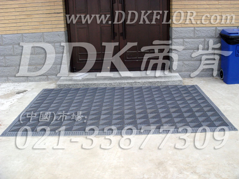 高級商用進門腳墊（8）_經(jīng)典商務灰色樣板圖片,帝肯(DDK)_900_9000（LOTO|力拓）效果圖,三合一門口毯,三合一門墊,刮泥門墊,塑料門墊,大門腳墊,塑膠門墊,嵌入式門墊,廣告門墊,模塊拼接式門墊,橡膠門墊,腳墊門墊,自動門地墊,進門地墊,進門腳墊,門前地墊,門前墊,門前毯,門前腳墊,門廳地墊,門廳地毯,門廳腳墊,門廳除塵地墊,門口地墊,門口地毯,門口地面除塵刷,門口腳墊,門口腳踏墊,門口防塵地墊,門墊地毯,門墊地墊,門墊,門口除塵地墊,門口防滑墊,門口防滑地膠,門口防滑地墊,門口防塵墊,門口防塵地毯,防滑門墊,除塵門墊,除雪門墊,防塵門墊,pvc拼接式除塵墊,三合一防塵地墊,三合一防塵墊,三合一除塵墊,入口防塵地墊,刮泥除塵地墊,吸水吸塵地墊,防塵地墊,防塵地毯,防塵地膠墊,防塵墊,防塵防污地墊,防塵防滑地墊,除塵地墊,防滑除塵地墊,除塵腳墊,除塵墊,除塵地膠,除塵地毯,刮泥地墊,入口防水地墊,入口防滑墊,出入口地墊,PVC拼接地墊,室外拼接地墊,拼裝地墊,拼接式防滑墊,拼接式地墊,拼裝地膠,組合式地墊,模塊地墊