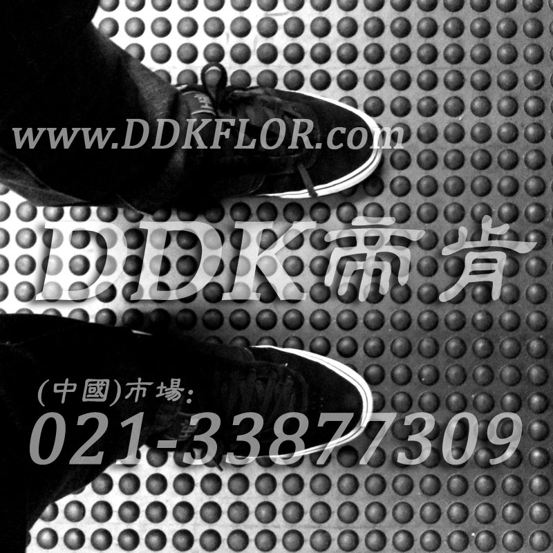 黑色凸起表面（1）_抗壓耐磨防滑厚地板樣板圖片,帝肯(DDK)_4900_3020（健身房防震墊材料）效果圖,健身房防震地墊,健身房地墊,健身房地板膠,健身房地膠,健身房橡膠地板,運(yùn)動(dòng)地墊,運(yùn)動(dòng)地板,運(yùn)動(dòng)地膠,健身房地毯,健身房pvc塑膠地板,健身房地板,