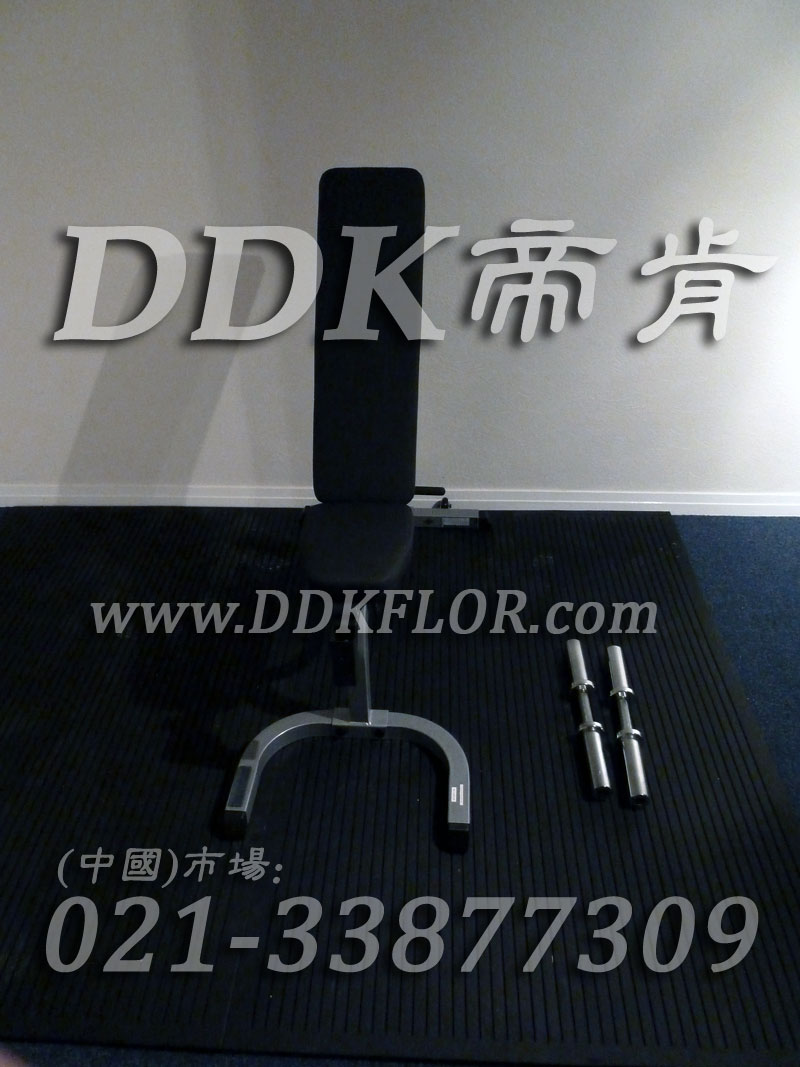 黑色凸起表面（2）_抗壓耐磨防滑厚地板樣板圖片,帝肯(DDK)_4900_3020（健身房防震墊材料）效果圖,健身房防震地墊,健身房地墊,健身房地板膠,健身房地膠,健身房橡膠地板,運(yùn)動(dòng)地墊,運(yùn)動(dòng)地板,運(yùn)動(dòng)地膠,健身房地毯,健身房pvc塑膠地板,健身房地板,