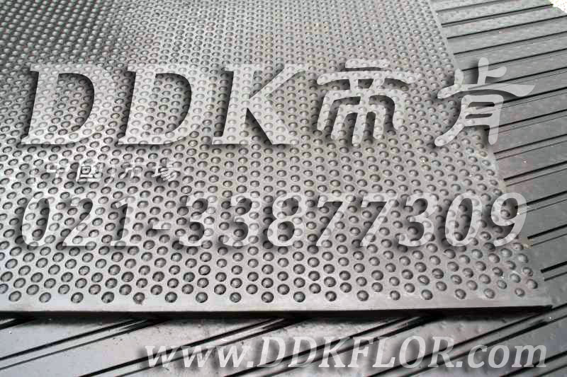 黑色凸起表面（5）_抗壓耐磨防滑厚地板樣板圖片,帝肯(DDK)_4900_3020（健身房防震墊材料）效果圖,健身房防震地墊,健身房地墊,健身房地板膠,健身房地膠,健身房橡膠地板,運(yùn)動(dòng)地墊,運(yùn)動(dòng)地板,運(yùn)動(dòng)地膠,健身房地毯,健身房pvc塑膠地板,健身房地板,