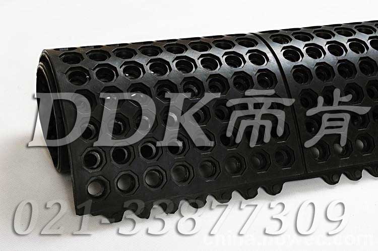 黑色有孔防滑疏水防震防護(hù)膠墊樣板圖片，帝肯(DDK)_4800_MD900X900（Rmaid900X900|樂美達(dá)）效果圖，減震橡膠墊,多孔橡膠墊,安全橡膠地墊,工廠用橡膠地墊,橡膠地毯,橡膠彈性地墊,橡膠腳墊,橡膠防滑地墊,橡膠防滑墊,漏水橡膠墊,耐油工業(yè)橡膠墊,耐油橡膠地墊,耐油橡膠墊,船用橡膠墊,船用橡膠防滑墊,車間橡膠墊,防滑橡膠地墊,防滑橡膠墊,預(yù)制型橡膠卷材,衛(wèi)生間防水墊,衛(wèi)生間防水地墊,廚房疏水材料,衛(wèi)生間地板隔水墊,室外防滑透水墊,排水地墊,漏水地墊,漏水地膠,泄水型地板磚,疏水墊,疏水性材料,疏水型抗疲勞地墊,疏水地膠,疏水地毯,疏水地席,疏水地墊,疏水磚,疏水防滑地墊,透水地墊,防水地墊,防滑隔水墊,防水防滑墊,防水墊,防水地膠墊,防水地毯,隔水地墊,隔水材料,茶水間防滑地墊,排水防滑墊,多孔防滑地墊,帶孔防滑墊,網(wǎng)孔地墊,戶外網(wǎng)狀橡膠墊,網(wǎng)格地墊,網(wǎng)格防滑墊,網(wǎng)狀防滑墊,網(wǎng)眼防滑