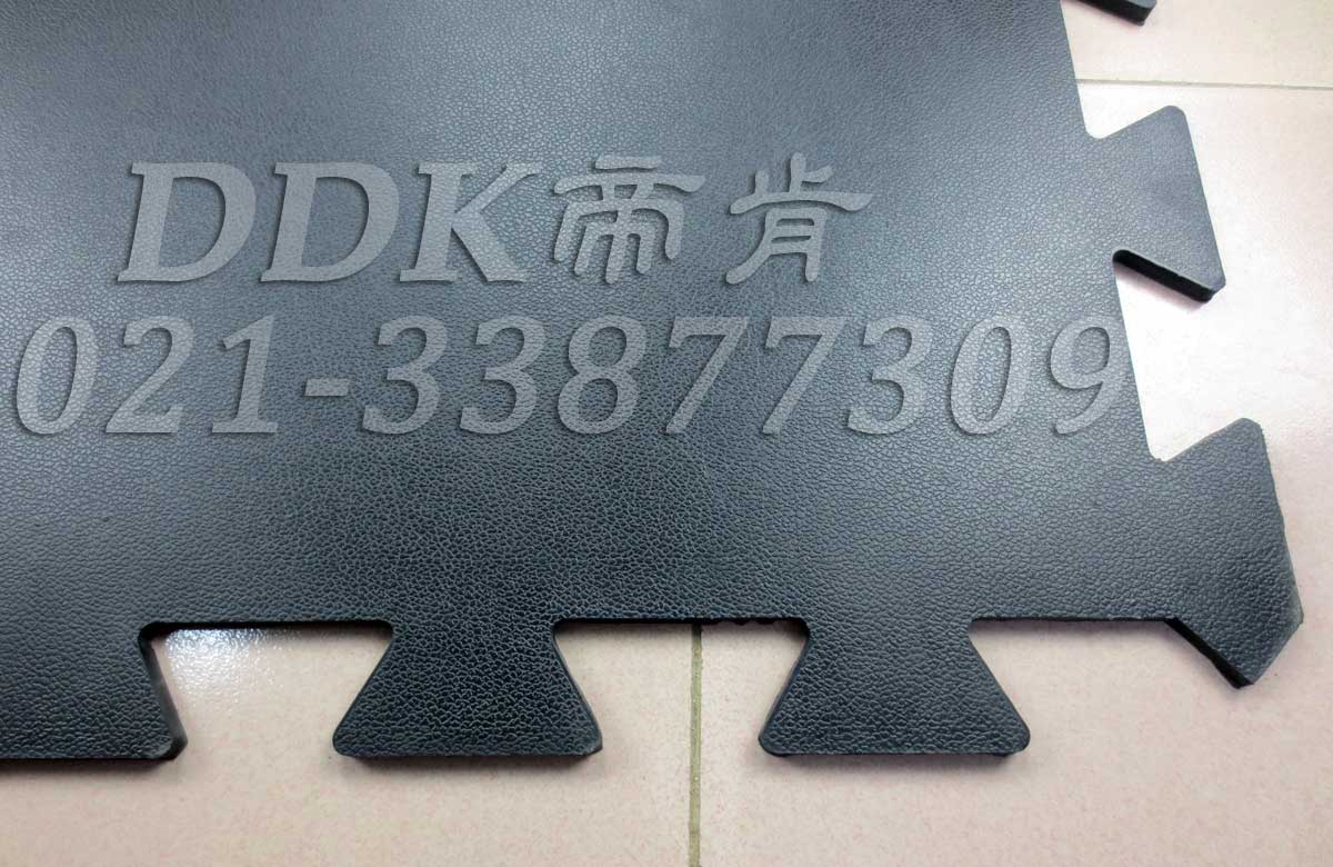 皮紋防滑表面_黑色_工業(yè)地面抗壓耐磨防護(hù)地板材料樣板圖片,帝肯(DDK)_4100（Honda|宏達(dá)）效果圖，抗壓地墊,抗壓地板,耐壓地板,耐壓耐磨地毯,耐重壓地墊,耐重壓地板,膠墊,腳墊,工業(yè)地板磚,車間地板磚,維修車間地板,車間地板防護(hù)墊,pvc工業(yè)地板,工業(yè)地板,工業(yè)地墊,工業(yè)地坪,工業(yè)地膠,工業(yè)地磚,工業(yè)地板膠,工廠地墊,工廠地板,工廠地板膠,工廠地毯,工廠腳墊,工業(yè)防滑墊,工廠用橡膠地墊,汽車維修車間用地板,車間地板,車間橡膠地板,車間橡膠墊,車間用地板膠,車間防滑地墊,車間防滑墊,車間防砸地板,軟質(zhì)地板,車間pvc地板,車間地坪,車間地墊,車間塑膠地板,車間地面膠皮,車間地膠墊,車間地毯,安全地膠,安全墊,安全橡膠地墊,安全防滑墊,耐磨地板,耐磨地墊,耐磨地膠,耐磨防滑地板,樹皮紋,蛇皮紋