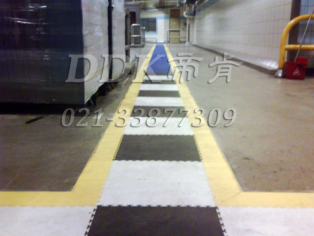 渤海裝備制造公司第一機(jī)械廠某車間水泥地面通道防滑鋪設(shè)現(xiàn)場圖例_黑白相間醒目走道地板樣板圖片,帝肯(DDK)_2000_9200（廠房通道地板防護(hù)材料）效果圖，地面保護(hù)墊