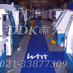 Wht公司電器控制車間通道地板鋪裝現(xiàn)場圖例_藍(lán)灰色醒目相間防滑工業(yè)pvc地板樣板圖片,帝肯(DDK)_2000_9200（廠房通道地板防護(hù)材料）效果圖，安全通道用地板,工業(yè)走道地墊,工廠走道地墊,走道墊,走道地墊,過道防滑墊,通道防滑墊,過道地墊,過道地毯,通道地毯,工廠地板,工業(yè)防滑地板,工業(yè)pvc地板,工廠車間地板革,工廠用塑料地板,車間地板磚,車間用地板膠,車間地板,車間塑膠地板,車間橡膠地板,工廠車間地膠,工廠車間地坪保護(hù)地板,工廠地板膠,抗壓地板,拼接地板,模塊地板,地板膠,塑料拼裝地板,工業(yè)地板膠,工業(yè)地板磚,工業(yè)地板,廠房塑膠地板,廠房地板材料,pvc地板磚,pvc工業(yè)地板,pvc地板膠,pvc塑膠地板