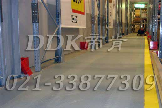 宜家家居(IKEA)公司某倉庫通道地面鋪裝地板現(xiàn)場圖例_全灰色平板表面加黃色警示邊防護(hù)地板樣板圖片,帝肯(DDK)_2000_9200（廠房通道地板防護(hù)材料）效果圖，安全通道用地板,工業(yè)走道地墊,工廠走道地墊,走道墊,走道地墊,過道防滑墊,通道防滑墊,過道地墊,過道地毯,通道地毯,工廠地板,工業(yè)防滑地板,工業(yè)pvc地板,工廠車間地板革,工廠用塑料地板,車間地板磚,車間用地板膠,車間地板,車間塑膠地板,車間橡膠地板,工廠車間地膠,工廠車間地坪保護(hù)地板,工廠地板膠,抗壓地板,拼接地板,模塊地板,地板膠,塑料拼裝地板,工業(yè)地板膠,工業(yè)地板磚,工業(yè)地板,廠房塑膠地板,廠房地板材料,pvc地板磚,pvc工業(yè)地板,pvc地板膠,pvc塑膠地板