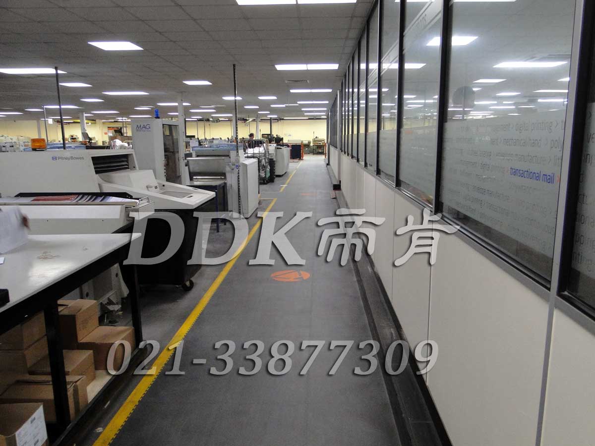 MAG工廠機(jī)床廠房通道地面鋪裝地板現(xiàn)場圖例_全深灰色表面加黃色警示邊的通道pvc地板膠樣板圖片,帝肯(DDK)_2000_9200（廠房通道地板防護(hù)材料）效果圖，安全通道用地板,工業(yè)走道地墊,工廠走道地墊,走道墊,走道地墊,過道防滑墊,通道防滑墊,過道地墊,過道地毯,通道地毯,工廠地板,工業(yè)防滑地板,工業(yè)pvc地板,工廠車間地板革,工廠用塑料地板,車間地板磚,車間用地板膠,車間地板,車間塑膠地板,車間橡膠地板,工廠車間地膠,工廠車間地坪保護(hù)地板,工廠地板膠,抗壓地板,拼接地板,模塊地板,地板膠,塑料拼裝地板,工業(yè)地板膠,工業(yè)地板磚,工業(yè)地板,廠房塑膠地板,廠房地板材料,pvc地板磚,pvc工業(yè)地板,pvc地板膠,pvc塑膠地板