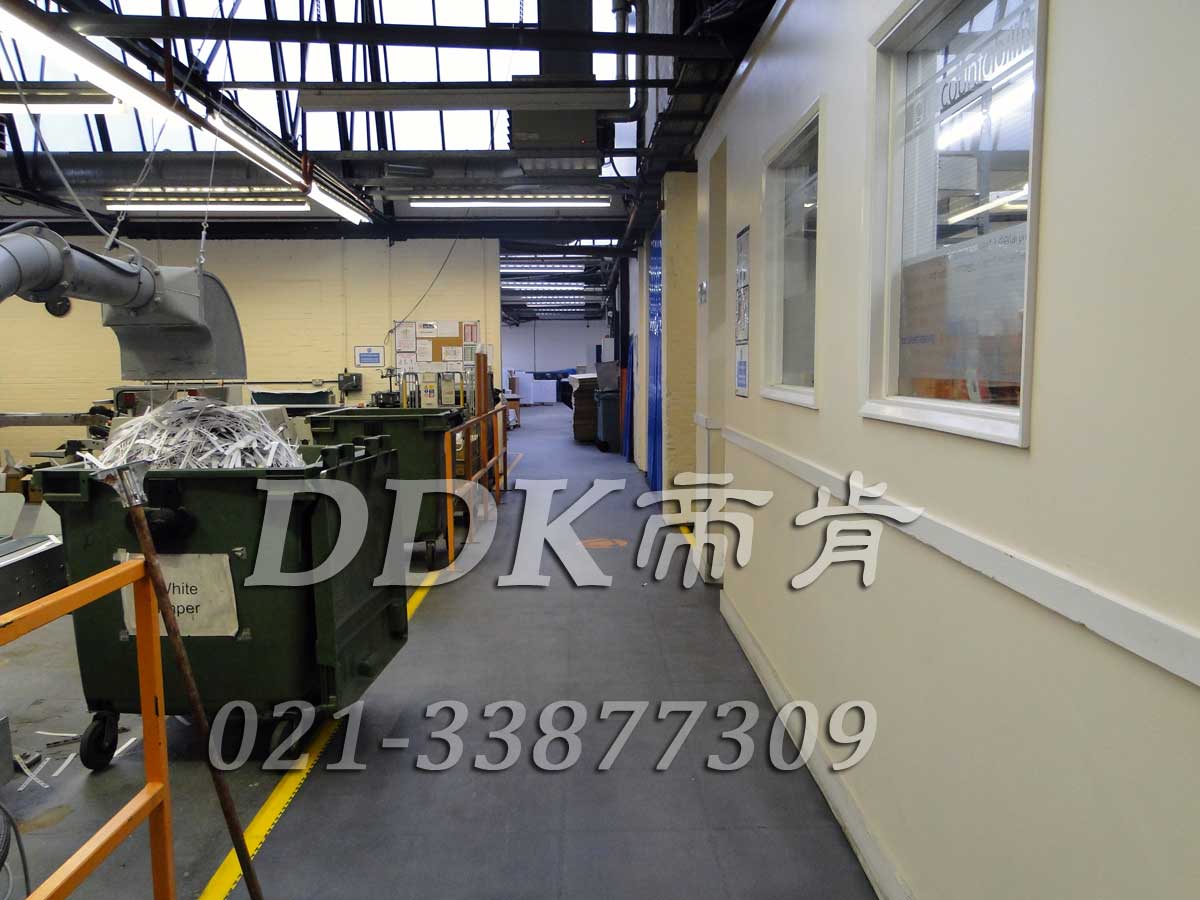曼透平有限公司某車間通道地面鋪裝地板現(xiàn)場圖例_全深灰色表面加黃色警示邊的通道廠房地膠樣板圖片,帝肯(DDK)_2000_9200（廠房通道地板防護(hù)材料）效果圖，安全通道用地板,工業(yè)走道地墊,工廠走道地墊,走道墊,走道地墊,過道防滑墊,通道防滑墊,過道地墊,過道地毯,通道地毯,工廠地板,工業(yè)防滑地板,工業(yè)pvc地板,工廠車間地板革,工廠用塑料地板,車間地板磚,車間用地板膠,車間地板,車間塑膠地板,車間橡膠地板,工廠車間地膠,工廠車間地坪保護(hù)地板,工廠地板膠,抗壓地板,拼接地板,模塊地板,地板膠,塑料拼裝地板,工業(yè)地板膠,工業(yè)地板磚,工業(yè)地板,廠房塑膠地板,廠房地板材料,pvc地板磚,pvc工業(yè)地板,pvc地板膠,pvc塑膠地板