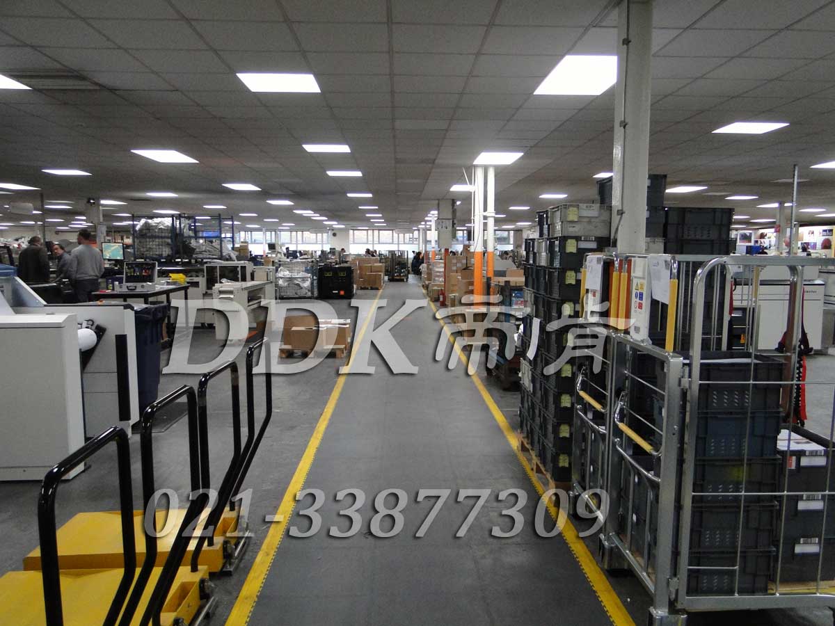 偉世通有限公司某組裝車間通道地面鋪裝地板現(xiàn)場圖例_全深灰色表面加黃色警示邊的通道用工業(yè)pvc地板樣板圖片,帝肯(DDK)_2000_9200（廠房通道地板防護(hù)材料）效果圖，安全通道用地板,工業(yè)走道地墊,工廠走道地墊,走道墊,走道地墊,過道防滑墊,通道防滑墊,過道地墊,過道地毯,通道地毯,工廠地板,工業(yè)防滑地板,工業(yè)pvc地板,工廠車間地板革,工廠用塑料地板,車間地板磚,車間用地板膠,車間地板,車間塑膠地板,車間橡膠地板,工廠車間地膠,工廠車間地坪保護(hù)地板,工廠地板膠,抗壓地板,拼接地板,模塊地板,地板膠,塑料拼裝地板,工業(yè)地板膠,工業(yè)地板磚,工業(yè)地板,廠房塑膠地板,廠房地板材料,pvc地板磚,pvc工業(yè)地板,pvc地板膠,pvc塑膠地板