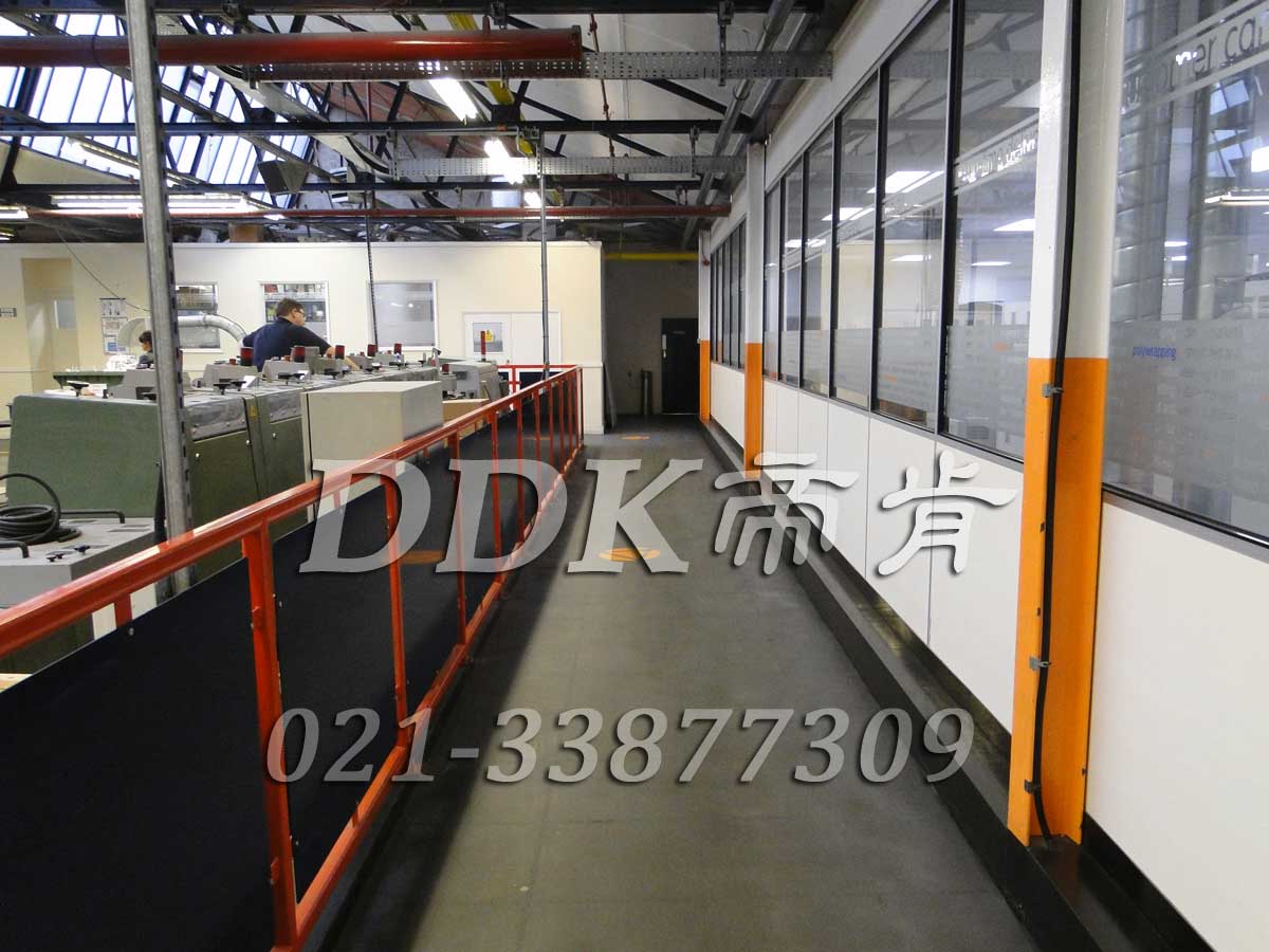 曼公司某工廠車間走廊地面鋪裝地板現(xiàn)場圖例_快裝型全深灰色表面通道用廠房塑膠地板樣板圖片,帝肯(DDK)_2000_9200（廠房通道地板防護(hù)材料）效果圖，安全通道用地板,工業(yè)走道地墊,工廠走道地墊,走道墊,走道地墊,過道防滑墊,通道防滑墊,過道地墊,過道地毯,通道地毯,工廠地板,工業(yè)防滑地板,工業(yè)pvc地板,工廠車間地板革,工廠用塑料地板,車間地板磚,車間用地板膠,車間地板,車間塑膠地板,車間橡膠地板,工廠車間地膠,工廠車間地坪保護(hù)地板,工廠地板膠,抗壓地板,拼接地板,模塊地板,地板膠,塑料拼裝地板,工業(yè)地板膠,工業(yè)地板磚,工業(yè)地板,廠房塑膠地板,廠房地板材料,pvc地板磚,pvc工業(yè)地板,pvc地板膠,pvc塑膠地板