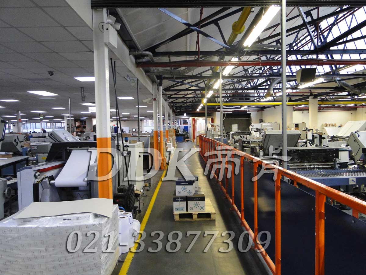 某外資印刷公司工廠車間走廊地面鋪裝地板現(xiàn)場圖例_耐磨耐壓型全深灰色通道加黃色警示護(hù)邊走廊過道用車間pvc地板樣板圖片,帝肯(DDK)_2000_9200（廠房通道地板防護(hù)材料）效果圖，安全通道用地板,工業(yè)走道地墊,工廠走道地墊,走道墊,走道地墊,過道防滑墊,通道防滑墊,過道地墊,過道地毯,通道地毯,工廠地板,工業(yè)防滑地板,工業(yè)pvc地板,工廠車間地板革,工廠用塑料地板,車間地板磚,車間用地板膠,車間地板,車間塑膠地板,車間橡膠地板,工廠車間地膠,工廠車間地坪保護(hù)地板,工廠地板膠,抗壓地板,拼接地板,模塊地板,地板膠,塑料拼裝地板,工業(yè)地板膠,工業(yè)地板磚,工業(yè)地板,廠房塑膠地板,廠房地板材料,pvc地板磚,pvc工業(yè)地板,pvc地板膠,pvc塑膠地板