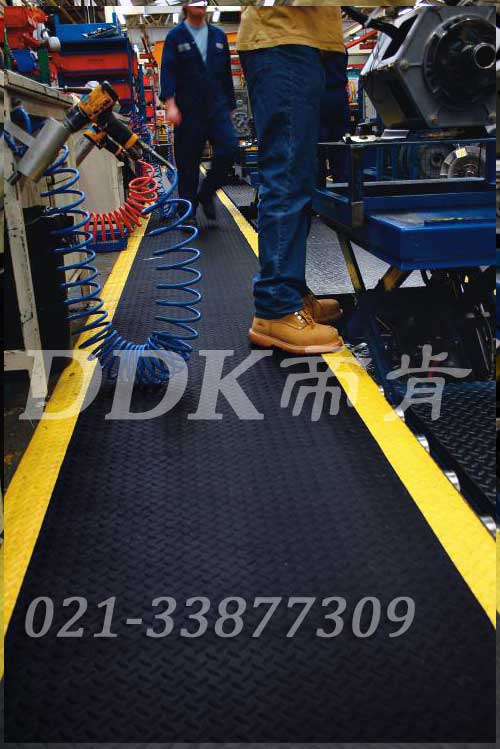 機(jī)械加工車(chē)間流水線旁通道地面材料鋪設(shè)現(xiàn)場(chǎng)圖例_提供定制加工生產(chǎn)鐵板紋防滑流水線地毯樣板圖片,帝肯(DDK)_HD220（Duxton|皇爵）效果圖，流水線地墊,流水線防滑墊,pvc防滑卷材,塑料防滑地毯,工業(yè)防滑地毯,橡膠防滑地毯,防滑地毯,pvc防滑地毯,pvc塑料地毯,通道地毯,防滑塑料毯