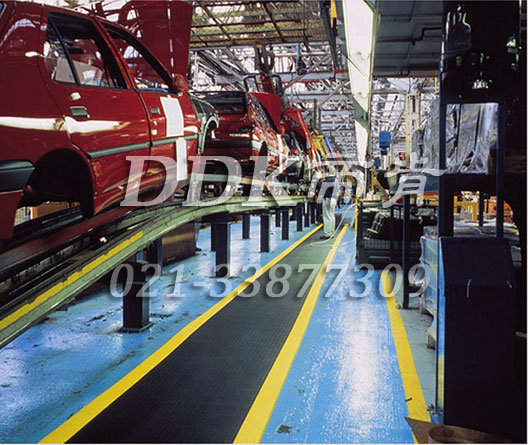 福特汽車廠流水線旁地坪漆地面耐油防滑材料鋪設(shè)現(xiàn)場圖例_提供定制加工生產(chǎn)帶黃色警示邊的車間走道防滑地毯樣板圖片,帝肯(DDK)_HD220（Duxton|皇爵）效果圖，流水線地墊,流水線防滑墊,pvc防滑卷材,塑料防滑地毯,工業(yè)防滑地毯,橡膠防滑地毯,防滑地毯,pvc防滑地毯,pvc塑料地毯,通道地毯,防滑塑料毯
