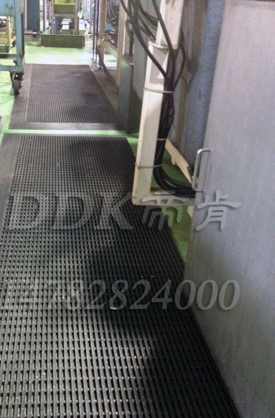 水泥地上耐油防滑網(wǎng)格地毯_黑色樣板圖片,帝肯(DDK)_1900_9979（工業(yè)地面鋪地材料）效果圖，塑料網(wǎng)格防滑地墊,網(wǎng)狀地毯,網(wǎng)狀防滑墊,網(wǎng)格防滑墊,網(wǎng)眼防滑,防滑塑料網(wǎng)格