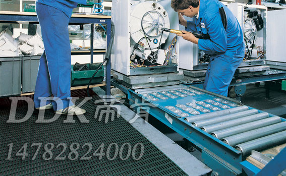 機(jī)器維修區(qū)地面鋪設(shè)用防滑安全網(wǎng)格地毯樣板圖片,帝肯(DDK)_1900_9979（工業(yè)地面鋪地材料）效果圖，塑料網(wǎng)格防滑地墊,網(wǎng)狀地毯,網(wǎng)狀防滑墊,網(wǎng)格防滑墊,網(wǎng)眼防滑,防滑塑料網(wǎng)格