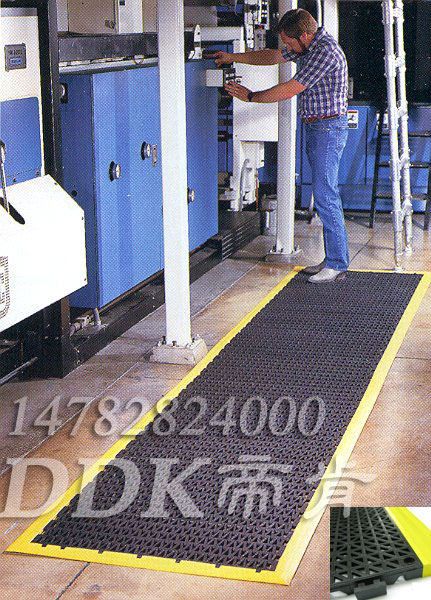 【防油膠墊】車間機床旁走道防滑耐油膠墊鋪裝樣板圖片,帝肯(DDK)_8300_9979（防水防油型車間地面防滑材料）效果圖,工業(yè)耐油地墊,耐油膠墊,耐油地墊,耐油工業(yè)橡膠墊,耐油橡膠地墊,耐油橡膠墊,耐油耐水地墊,耐油防滑地墊,耐油防滑墊,重型防滑耐油墊,防油地墊,防油防滑墊,PVC防滑墊,塑料網(wǎng)格防滑地墊,塑膠防滑地墊,塑料防滑墊,工廠防滑地墊,工業(yè)防滑墊,工廠防滑墊,地面防滑墊,廠房防滑地膠,車間地墊,車間地膠墊,車間塑料防滑墊,車間防滑墊,車間防滑地墊,防滑膠墊,防滑拼墊,防滑塑料地墊,透水防滑塑膠地墊