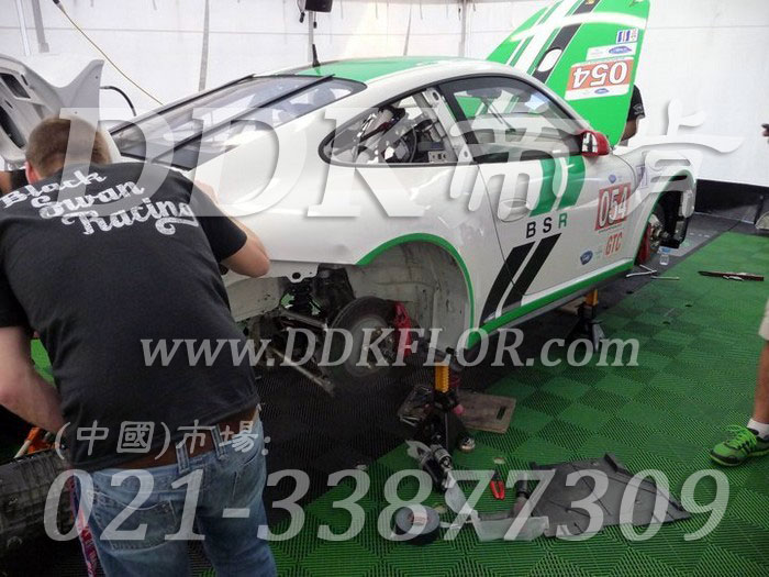 20綠色定制款賽車維修間地面拼裝地板樣板圖片,帝肯(DDK)_8100_6008（賽車P房帳篷地板）效果圖，帳篷地膠