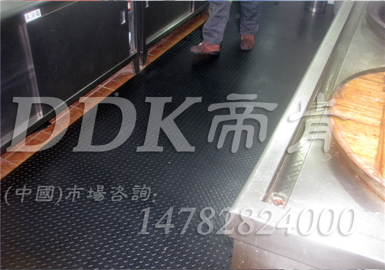 【地磚防滑用地毯】黑色人字形鐵板紋防滑走道地毯樣板圖片,帝肯(DDK)_HD220_6S（柳葉紋地毯|綠色_黑色）效果圖，pvc防滑卷材,pvc防滑地毯,pvc防滑地膠,過道防滑墊,防滑塑料毯,防滑地毯,防滑卷材,防滑毯