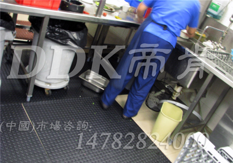 帝肯(DDK)_鋼花紋廚房防滑地毯效果圖