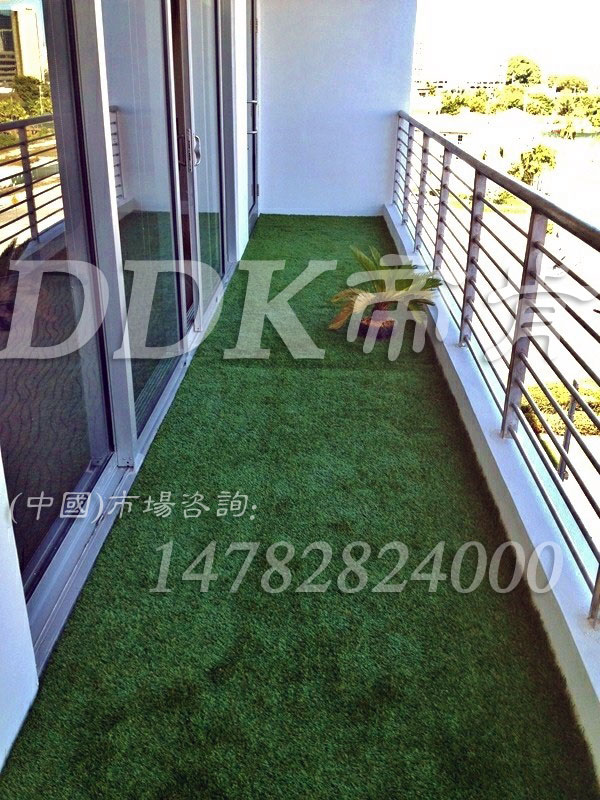 【家裝陽(yáng)臺(tái)地面材料】綠色草皮家裝陽(yáng)臺(tái)地面材料