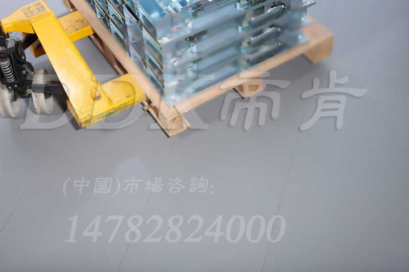5mm-10mm耐碾壓防磨地膠板定制 銀行金庫(kù)地板膠灰色款 環(huán)保阻燃靜音防震抗砸，抗砸地膠,抗震地墊,抗壓地墊,抗壓地板,承重地膠墊,承重地磚,庫(kù)房地磚,庫(kù)房地膠墊,庫(kù)房地板,耐重壓地墊,耐重壓地板,重型地板,重型防滑耐油墊,耐磨抗壓防滑膠墊,耐壓地板,耐壓地磚,耐壓地膠,通道地毯,通道防滑墊,車間防砸地板,耐磨地墊,耐磨地膠,耐磨膠墊,耐磨材料,耐磨膠板,防砸膠墊,防火地墊,防火地毯,阻燃地墊,阻燃地板,阻燃防滑墊,阻燃地毯,橡膠地板,安全橡膠地墊,pvc橡膠地板,pvc地膠,pvc地板膠,pvc塑膠地板,地面保護(hù)墊,地面保護(hù)地毯,地膠,地板膠,塑料地磚,塑料地板,靜音地墊,靜音地毯