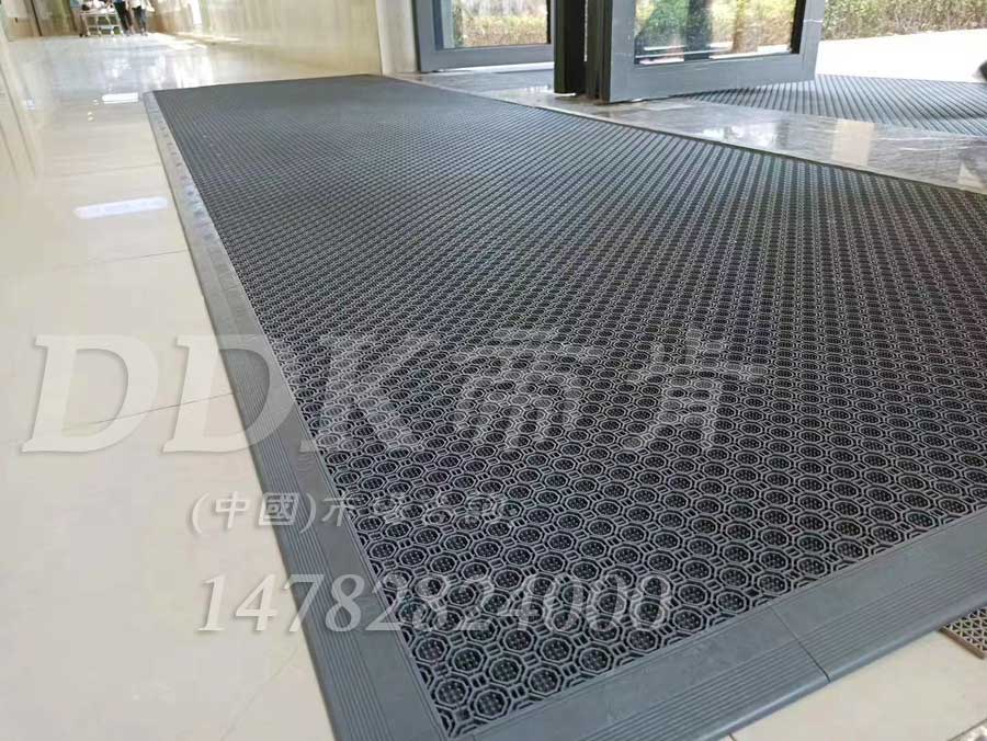 模塊刮砂出入口地毯 防滑防雨疏水PVC地墊20*20cm/塊 室外漏孔塑料橡膠墊，三合一模塊地墊,三合一門墊,三合一防塵地墊,三合一防滑墊,三合一除塵墊,三合一地架,三合一門口毯,三合一防塵墊,模塊地墊,模塊地板,模塊拼接式門墊,組合式地墊,pvc拼接式除塵墊,入口防塵地墊,刮泥除塵地墊,吸塵地毯,門口防塵墊,門廳除塵地墊,門口防塵地墊,防塵門墊,門墊地墊,門墊地毯,防塵防污地墊,防塵防滑地墊,門口腳踏墊,門前腳墊,門廳腳墊,門前地墊,門前墊,門前毯,門廳地墊,門廳地毯,門口地墊,門口地毯,門口地面除塵刷,門口腳墊,門墊,防水地墊,防塵地墊,防塵地毯,防塵地膠墊,除塵地墊,除塵地膠,防滑除塵地墊,除塵墊,除塵地毯,除塵腳墊,除塵門墊,除雨雪地墊,除雪門墊,隔水地墊,隔水材料,隔水地板,pvc戶外地板,塑料戶外地板,室外地墊,室外地板膠,室外地毯,室外地板革,室外地膠,室外塑料地毯,室外防水地板,室外防滑地墊,室外防滑地毯,室外防滑墊,戶外地膠,戶外地磚,戶外塑膠地毯,戶外地墊,戶外地板,戶外地毯,戶外草坪地墊,多孔防滑地墊,帶孔防滑墊,網(wǎng)孔地墊,pp防滑墊,戶外網(wǎng)狀橡膠墊,網(wǎng)格地墊,網(wǎng)格防滑墊,網(wǎng)狀防滑墊,網(wǎng)球場地板,網(wǎng)眼防滑,耐磨抗壓防滑膠墊,耐磨塑料草坪毯,綠草地墊,草坪門墊,草坪地毯,疏水地墊,疏水地席,疏水地毯,疏水地膠,疏水墊,疏水性材料,漏水防滑墊,漏水地墊,漏水橡膠墊,洗手間防滑墊,洗手間地墊,洗手間防滑地毯,洗澡間防滑墊,衛(wèi)生間防滑墊,衛(wèi)生間防水地墊,衛(wèi)生間防水墊,衛(wèi)生間防滑地墊,衛(wèi)生間防滑地毯