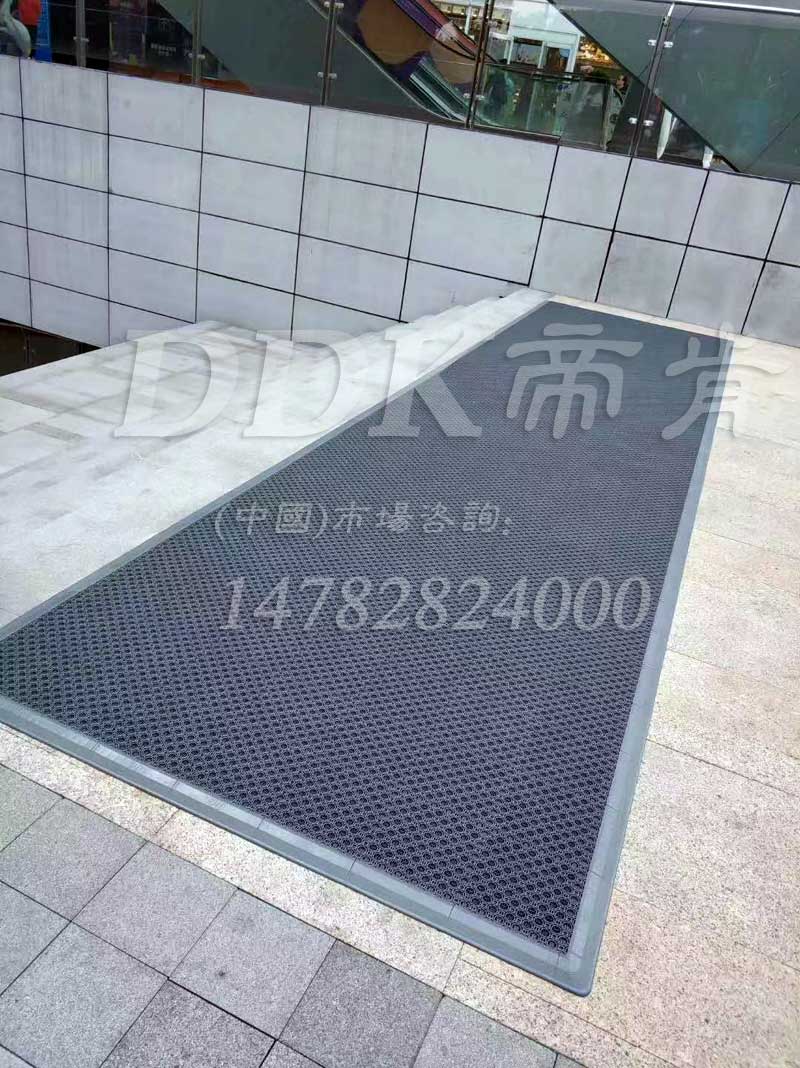 室外臺階防滑墊 大理石地面防滑防水地毯 200*200mm拼裝 灰色塑料橡膠地墊 ，臺階地膠,臺階防滑地墊,臺階防滑貼條,疏水墊,疏水性材料,疏水板,疏水磚,疏水防滑地墊,疏水地墊,疏水地席,疏水地毯,疏水地膠,疏水防滑墊,鏤空地膠,鏤空防滑地墊,室外防水地板,室外地毯,室外地墊,室外地板膠,室外防滑地墊,室外防滑地毯,室外防滑墊,室外防滑透水墊,小便池地墊,戶外地墊,戶外地板,戶外地毯,戶外防滑墊,入口防水地墊